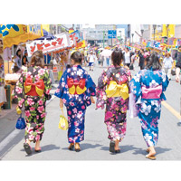 夏祭期間，年輕男女都愛穿上色彩艷麗的浴衣。