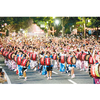 巡遊除了花車，一眾整齊的表演者也相當吸引旅客。