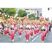 花笠祭中，舞者會穿上絢麗服裝和戴上紅色的花笠，翩翩跳舞。