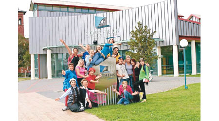 創校於1971年的Southern Institute of Technology為新西蘭國立高等學院，單是主校區Invercargill已提供超過20個學科和不同程度的課程選擇。