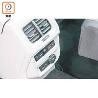 車上裝設三區恒溫系統，後排冷暖都可獨立調校。