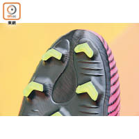 Nike首度採用的人字形鞋釘，設計概念源自品牌的Finite Element Analysis。