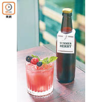 Summer Berry $90<br>酒吧的招牌樽裝雞尾酒之一，這款專為夏日而設的口味用黑莓、紅莓、藍莓及士多啤梨調混而成，可存放1星期仍保持新鮮的酸甜果香。
