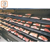 凍櫃保持在4℃以下，分類清楚及整齊排列着一包包的新鮮豬肉，乾淨衞生。
