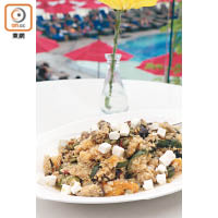 健康無極限的藜麥沙律，材料有青瓜、南瓜、茄子、南瓜籽，280 Baht（約HK$61）。