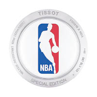 PR 100 NBA特別版石英腕錶錶底絲印了彩色NBA標誌。