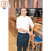 法籍廚藝總監Renaud Marin，擅長在法國菜的基礎上加入個性化演繹，曾任職於香港米芝蓮星級餐廳Upper Modern Bistro和St. George。