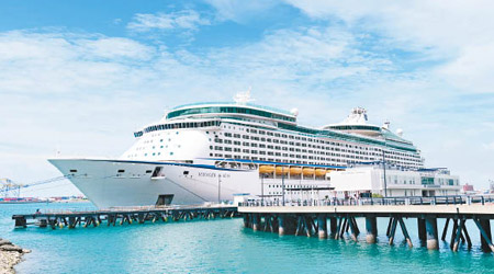 海洋航行者號排水量達13萬噸，載客量超過3,800人，是著名的海上娛樂之城。