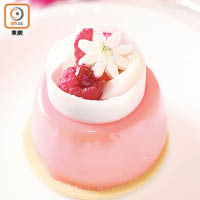 Lychee & Raspberry $42<br>兩款水果打造成粉紅外形，餡料是海綿蛋糕、荔枝慕絲和Raspberry，荔枝當造，香味十分濃。