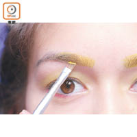 Step 1. 先塗上眉毛底霜，然後於眉頭大約三分一位置塗上螢光黃色多用途霜，可以眼線筆代替。