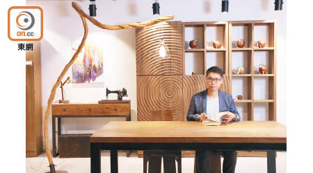 店主Ivan是飾物設計師，其店舖以金、木為主題，引入一系列夾雜以上兩種元素的飾物與家品。
