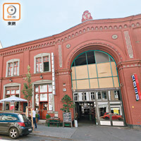 雖然於2011年翻新過，但Markthalle Neun外觀仍然保留昔日的輪廓。