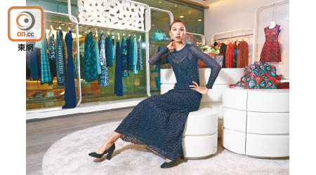 Main Collection：<br>深藍色閃令針織連身裙 $8,800<br>藍 ×綠色間紋高踭鞋 $3,400