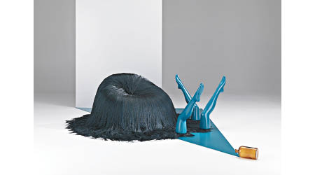 Oglof<br>外形像一頭黑髮的Armchair，椅身以記憶海綿來迎合不同體形的設計，令人驚喜。