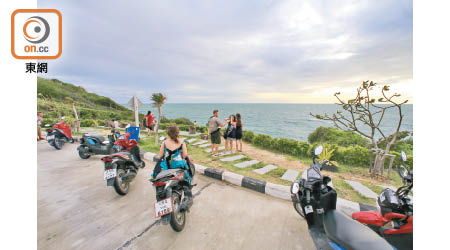 島上不少遊客會租電單車或高爾夫球車，環島賞風景。
