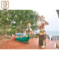 沙美島公眾碼頭豎立了泰國王子Phra Apai Mani和美人魚的銅像，是遊客必拍景點。