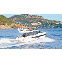 Galeon 500 Fly備有大面積窗戶，加強船艙的採光，而且於海上飛馳時相當穩定。