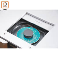 採用頂置式推蓋CD盤，碟盤中軸備有固定器來加強穩定性。