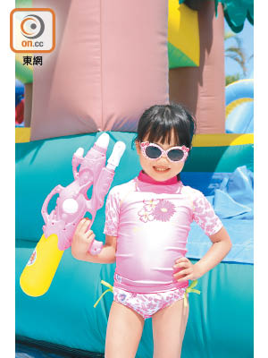粉紅色大花圖案防曬衣 $199（B）、碎花圖案三角小泳褲 $149（B）、立體蝴蝶結太陽眼鏡 $69（A）