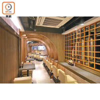 元祖沾麵店內裝以木為主材質，空間感十足，簡約而舒適。