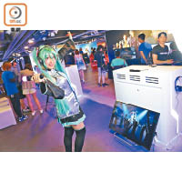 《SEGA feat. HATSUNE MIKU Project: VR Tech DEMO》遊戲中，粉絲可利用VR同初音跳舞。