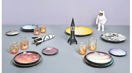 COSMIC DINER<br>Diesel Living with Seletti推出的家品系列，以星空作主題，包括印有各款星球的餐碟和太空人造型花瓶。