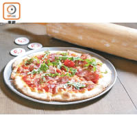 Serrano Ham Pizza $135<br>以火箭菜、香芫、黑胡椒和Pecorino芝士配搭，是澳洲啤酒廠員工最常用來配啤酒的薄餅口味。