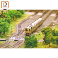道模型比例為1:87，總共有31輛列車模型在場中運行。