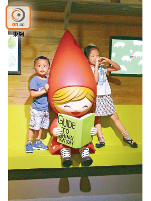展覽主題為跟着小紅帽搭小火車，一起穿越多個童話故事場景。