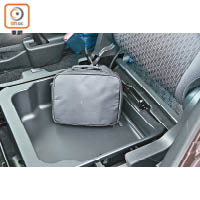 揭起前座乘客席椅墊，是手提式儲物匣，至於鋰電池則藏身於下方。