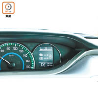 儀錶板右方設有多功能訊息顯示，提供即時平均油耗、續航距離，能量流向等。