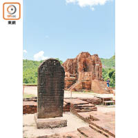 G塔廟旁的石碑上刻着古梵文，算是保存得較好的碑文。