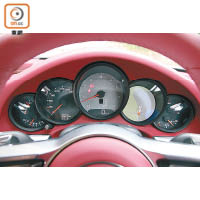 儀錶板以五圓形組成，右二為電子屏幕，可顯示行車資訊及地圖。