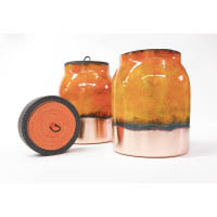 「橘子紅了」茶倉<br>品牌會根據產品性質，靈活採用各種材質，像這系列茶倉，配備由棉布捲成的布蓋，進一步封緊瓶口。