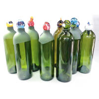 「歌唱的小鳥」玻璃瓶<br>由回收酒瓶製造，透過切割、研磨、拋光、噴沙等工序，並配以小巧的琉璃瓶蓋，為玻璃瓶賦予新生命。