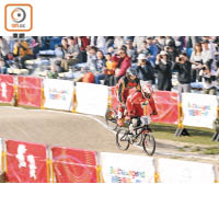單車或賽跑等項目屬於直線運動，運動員只會向前衝，因此可玩「Pan鏡」追住主體拍攝。