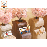 一行排列的木製花樽，讓田中先生想起日本櫻花盛開的景象。