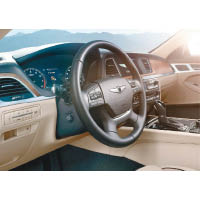 車廂加入大量豪華元素，包括桃木板面、中控台指針時鐘及高級皮革。