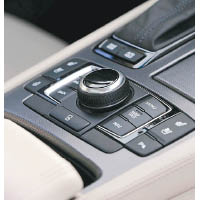 波棍台備有多媒體控制旋鈕，以平面設計的按鍵，感覺平實。