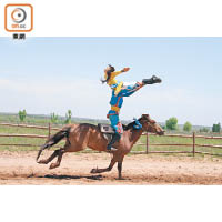 蒙古人與馬的契合度高到可以表演出一邊高速下騎馬，一邊高空翻騰的高難度危險動作。