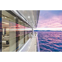 主甲板採用全落地玻璃舷窗設計，另加入折疊式露台。