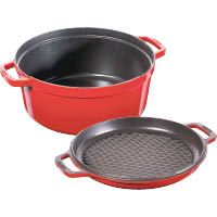 staub 28厘米圓形多用鍋，設計靈活，當不用炆煮食物時，鍋蓋可隨時轉為烤盤蓋。$5,499（d）