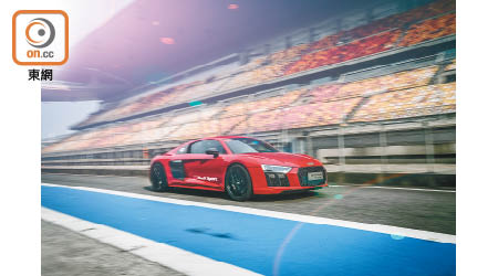 賽道試駕環節先以最新的Audi R8 V10 Performance在賽道疾走，非常好玩。