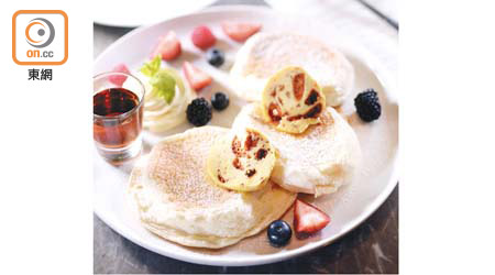 The Pantry's Pancakes $120<br>厚厚的班戟入口軟綿鬆化像梳乎厘，且不會太膩口，配以自家製的蜜糖脆粒牛油，香甜豐腴，嗜甜的必試。