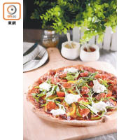 Burrata Chorizo Pizza $178<br>自家製的薄餅麵糰上面鋪滿新鮮水牛芝士、火箭菜、車厘茄等，餅底香脆，配料新鮮，好味道。