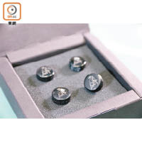 胎氣嘴蓋（Tire Valve Caps）<br>適用於品牌旗下所有車系，一套四個，每個上面都印上金色「狂牛」圖案點綴。售價：$2,400/套