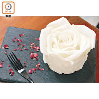 Romance Rose $418/磅<br>玫瑰花蛋糕極講究手工，共有粉紅、粉藍與白色3款選擇，賣相別致，口感亦幼滑而不甜膩。