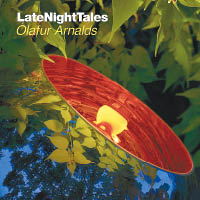 試播Ólafur Arnalds專輯《Late Night Tales》，透過AirPlay無線傳音時，音色穩定流暢，配合ESS Sabre解碼晶片令人聲演繹更細緻。