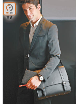 Meisterstück Soft Grain Messenger Bag + 特別版珊瑚紅色皮革行李牌 $7,100<br>TwinFly Chronograph 110 Years Edition雙飛返計時碼錶110周年限量版 $55,200<br>Heritage系列Rouge et Noir特別版墨水筆 $6,200<br>Fine Stationery Rouge et Noir記事簿 $580