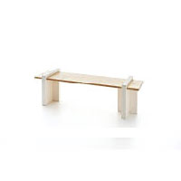 Play Wood Bench<br>意大利籍設計師Ricardo Bello Dias的傑作，結合木與膠兩種材料，並由著名意大利户外傢俬廠Serralunga生產，一張椅可坐兩個人，長度適中。$5,940（b）